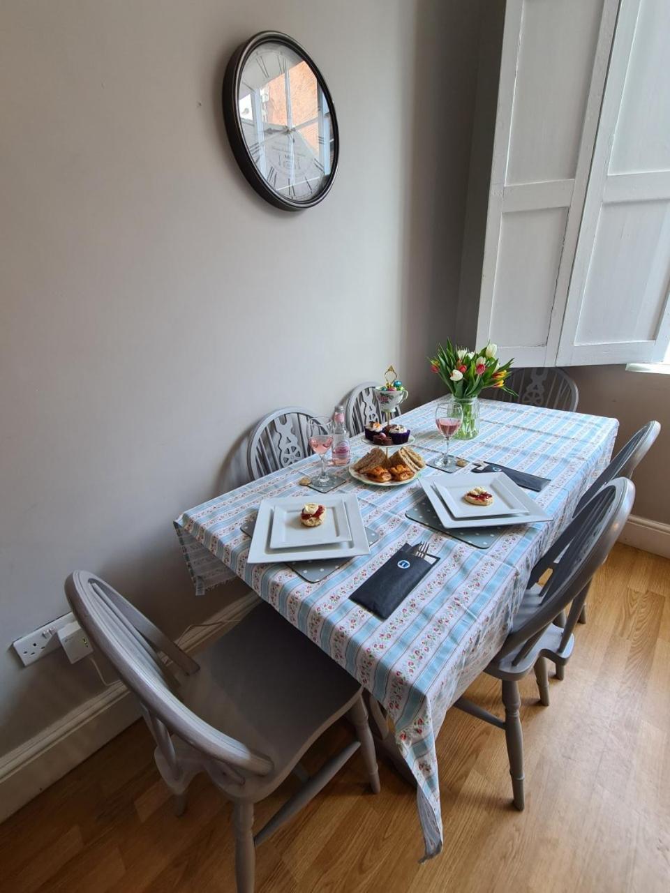 Coopers, Ground Floor Apartment With 2 Bedrooms And 2 Bathrooms Within A Georgian Listed Building Бертон-апон-Трент Экстерьер фото